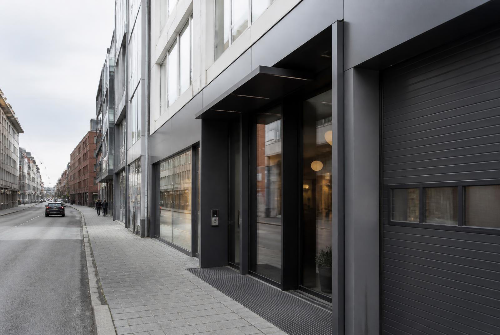 Kontorbygg i urbant sentrumsmiljø i Drammen med egen port for varelevering ved siden av hovedinngangen