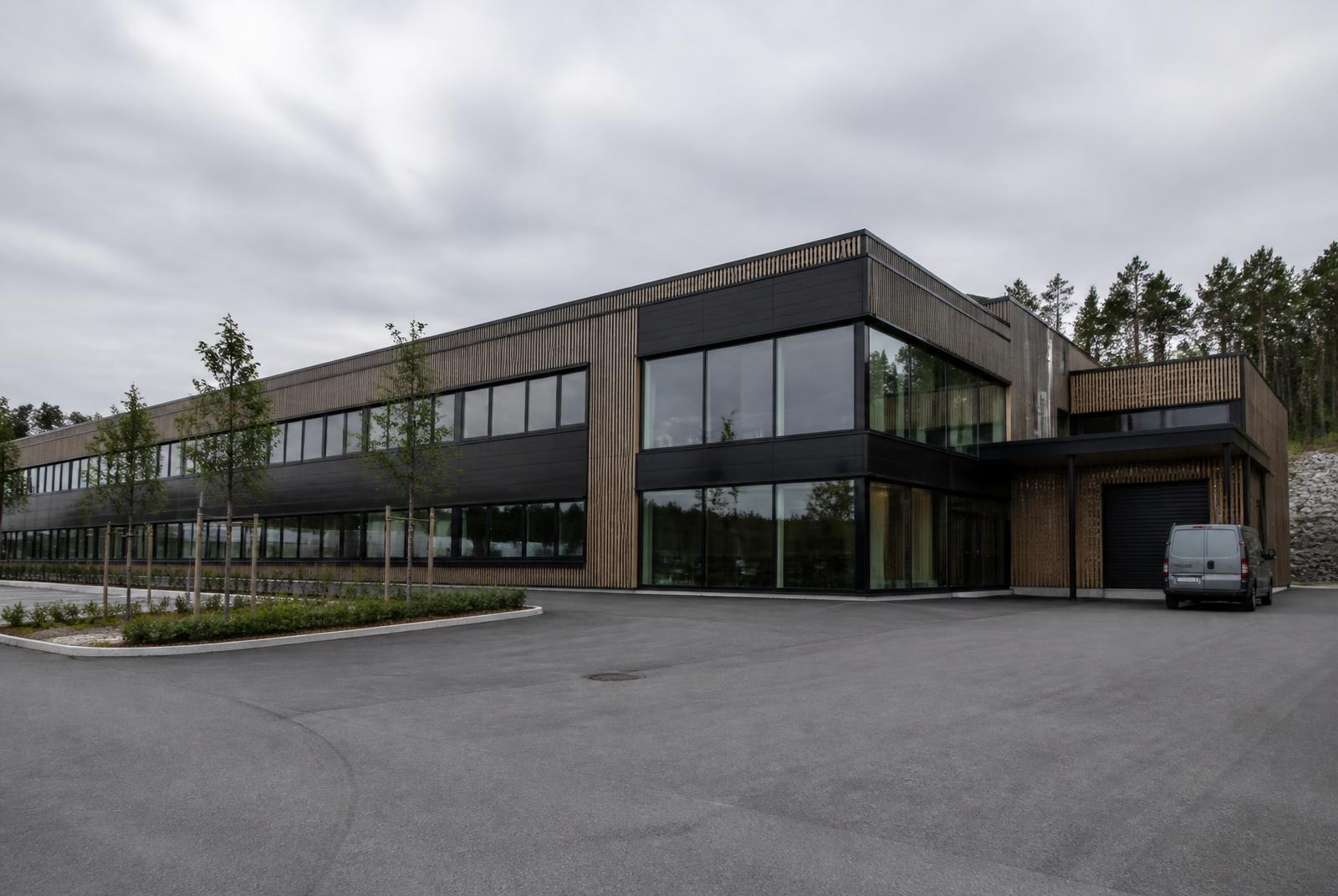 Moderne næringsbygg med kontorlokaler og romslig kjøreadkomst utenfor Drammen sentrum